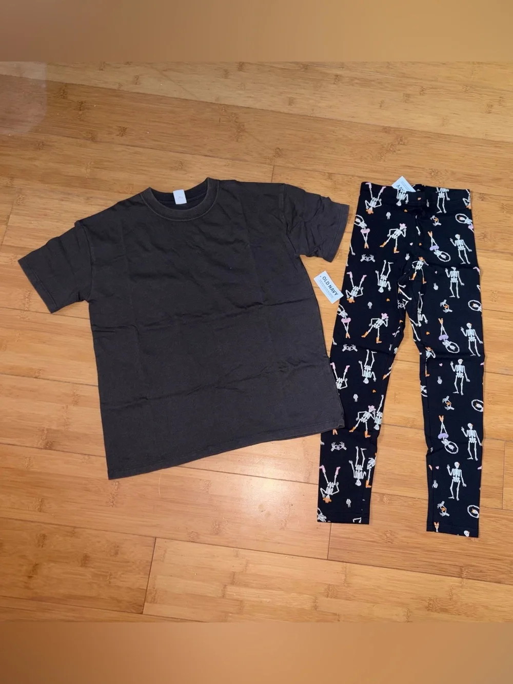 NWT Girl’s Size M 8 Halloween Outfit - Oversized Tee & Skeleton Print Leggings